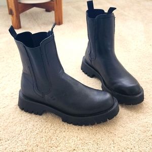 Chelsea  Boots Low heeled Lug sole